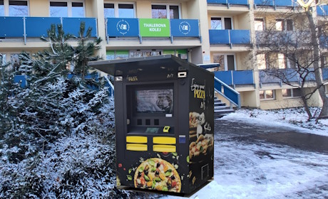 Pizza machine in front of the Thaler dormitory